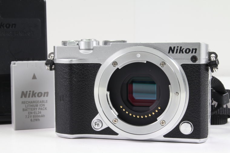 2021年11月12日に買取させていただいたNikon Nikon 1 J5 ダブルレンズキット シルバーの画像
