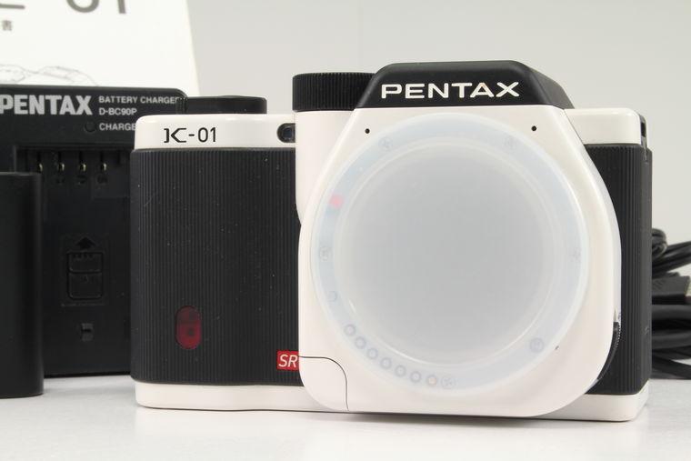 2022年01月17日に買取させていただいたPENTAX K-01 レンズキット ホワイト×ブラックの画像