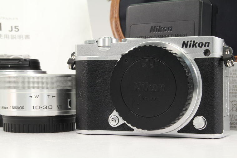 2022年02月20日に買取させていただいたNikon Nikon 1 J5 ダブルズームレンズキット シルバーの画像