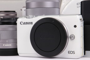 2025年07月29日に一心堂が買取したCanon EOS M10 ダブルズームキット ホワイトの画像