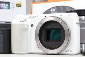 2025年07月30日に一心堂が買取したSONY α NEX-F3 ズームレンズキット NEX-F3K ホワイトの画像