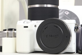 2025年08月05日に一心堂が買取したSONY α NEX-5T ダブルズームレンズキット NEX-5TY ホワイトの画像
