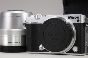 2025年10月02日に一心堂が買取したNikon Nikon 1 J5 ダブルズームレンズキット シルバーの画像