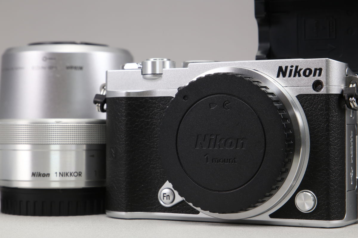 2025年10月02日に一心堂が買取したNikon Nikon 1 J5 ダブルズームレンズキット シルバーの画像