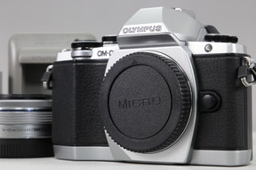 2025年10月04日に一心堂が買取したOLYMPUS OM-D E-M10 14-42mm EZ レンズキット シルバーの画像