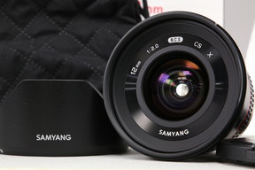 2025年12月12日に一心堂が買取したSAMYANG 12mm F2.0 NCS CS [Xマウント] ブラックの画像