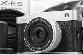 2025年12月22日に一心堂が買取したFUJIFILM X-E5 XF23mm レンズキット  シルバーの画像