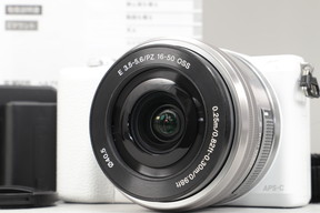 2026年07月10日に一心堂が買取したSONY α5100 パワーズームレンズキット ILCE-5100L ホワイトの画像