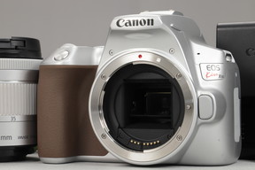 2026年09月05日に一心堂が買取したCanon EOS Kiss X10 EF-S18-55 IS STM レンズキット シルバーの画像