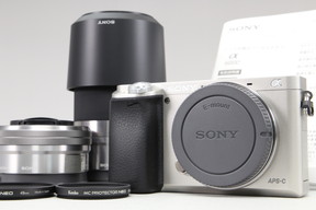 2026年09月23日に一心堂が買取したSONY α6000 ダブルズームレンズキット ILCE-6000Y シルバーの画像