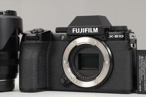 2026年10月13日に一心堂が買取したFUJIFILM X-S10 XF18-55mm レンズキットの画像